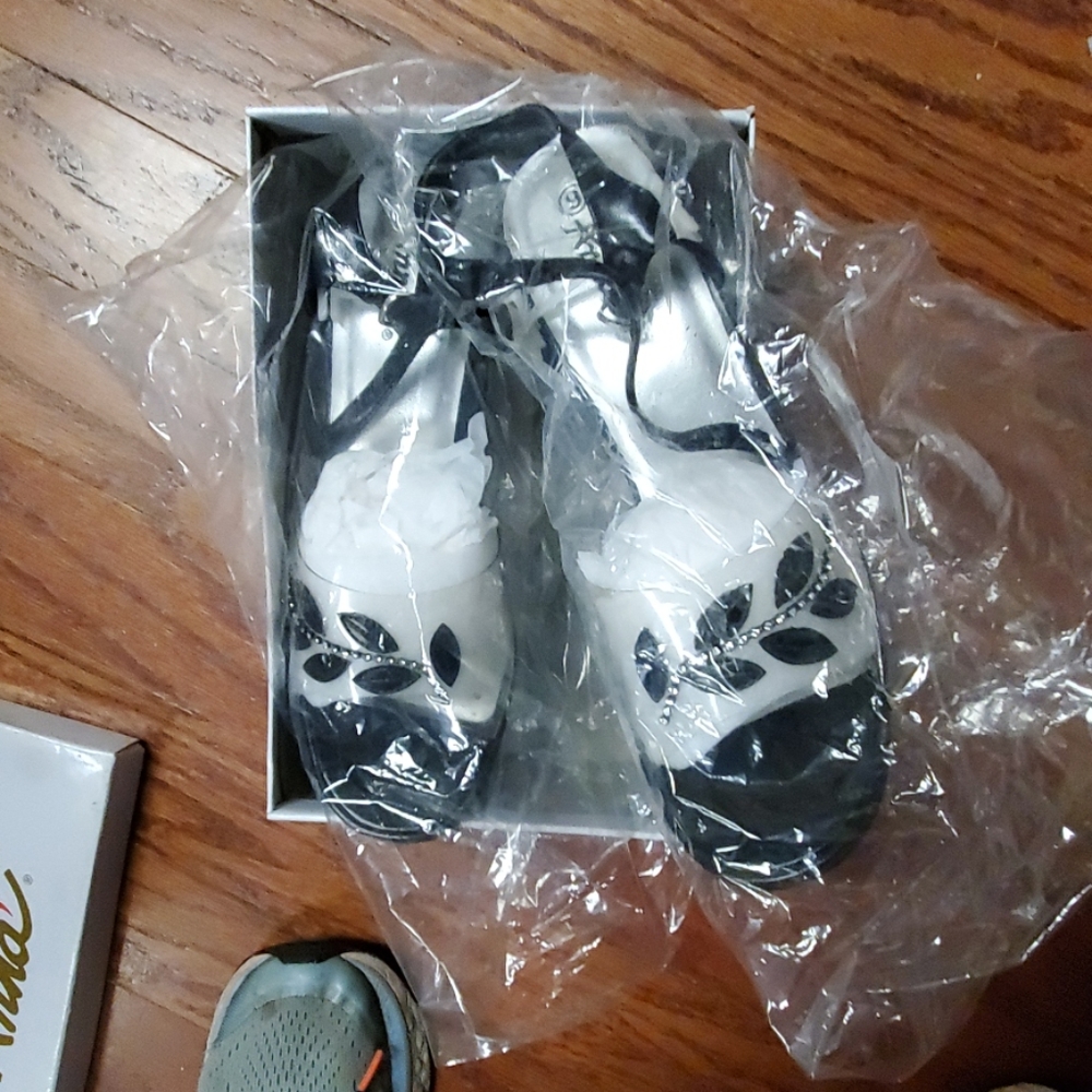 Heels - Picture 3 of 3